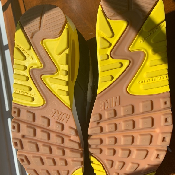 Nike Air Max “go the extra smile” smiley sneakers, unisex size 4Y - Picture 4 of 10